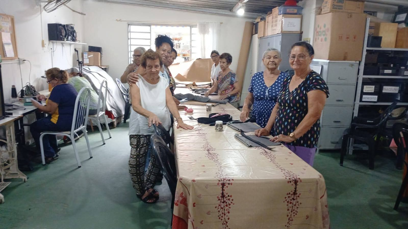 A Casa do Idoso de Ibaté promoveu, na tarde de hoje, uma oficina de bolsas em tecido, proporcionando aos participantes um momento de aprendizado, criatividade e integração.