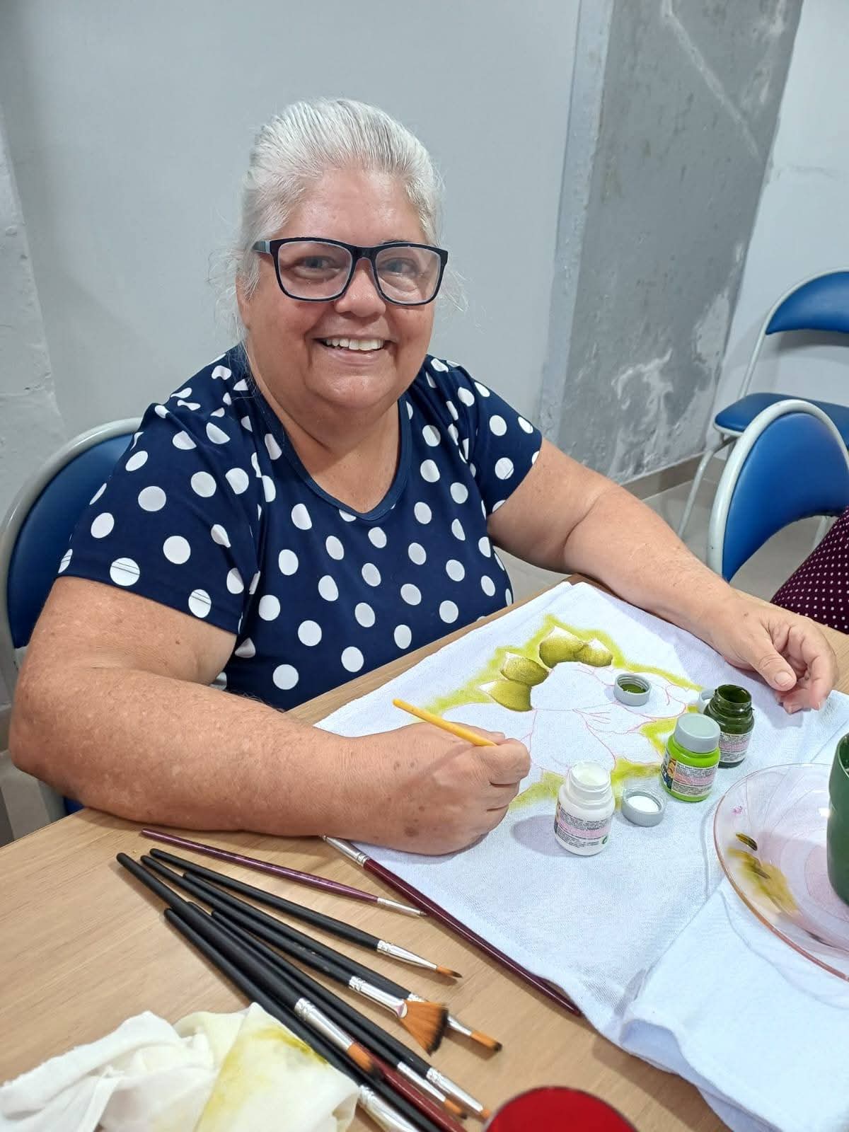 🎨🧵 Casa do Idoso promove aula de pintura em tecido para iniciantes