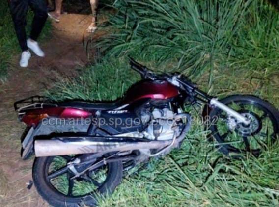 Motociclista morre após atropelar cavalo na Rodovia SP-215, em Porto Ferreira