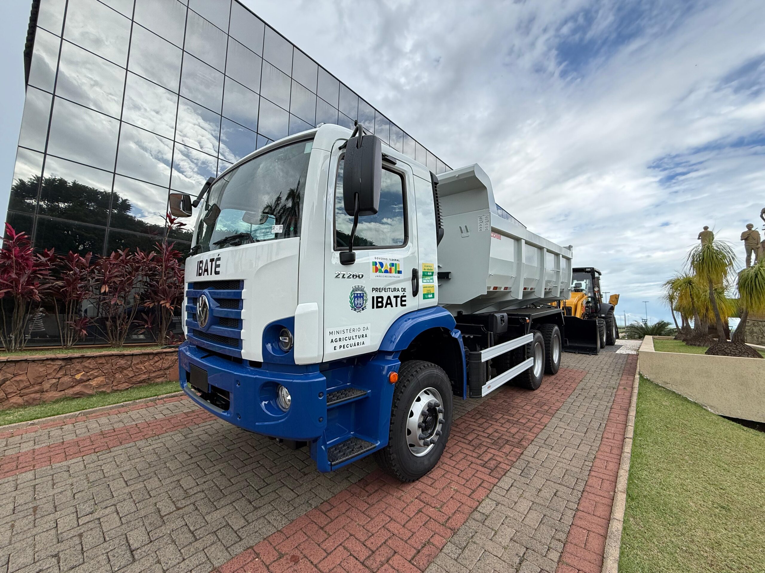 Prefeitura de Ibaté adquire duas novas máquinas para reforçar a frota municipal