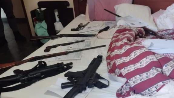 Criminosos rendem caseiro e roubam dez armas de fogo em um sítio às margens da SP-215, em São Carlos