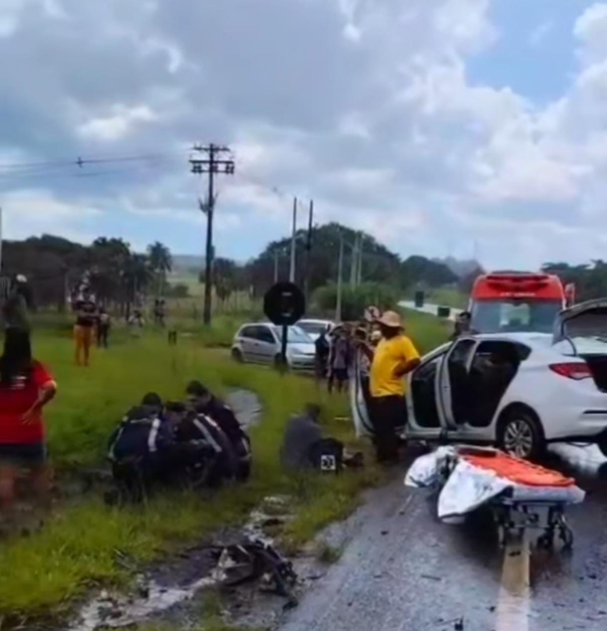 Colisão frontal entre caminhão e carro deixa uma mulher morta na SP-215, em São Carlos