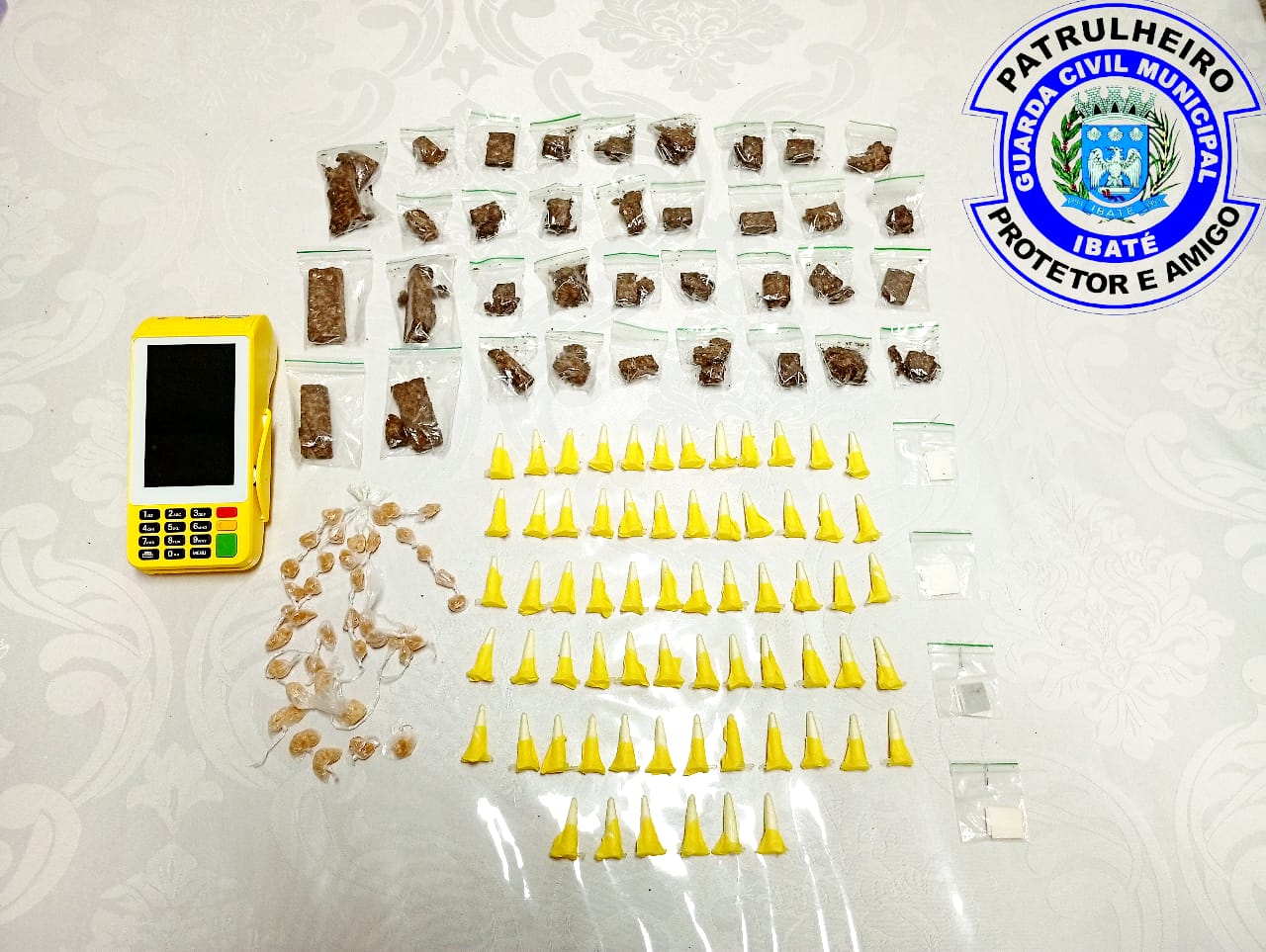 Suspeito foge e GCM encontra drogas e máquina de cartão no Jardim Cruzado