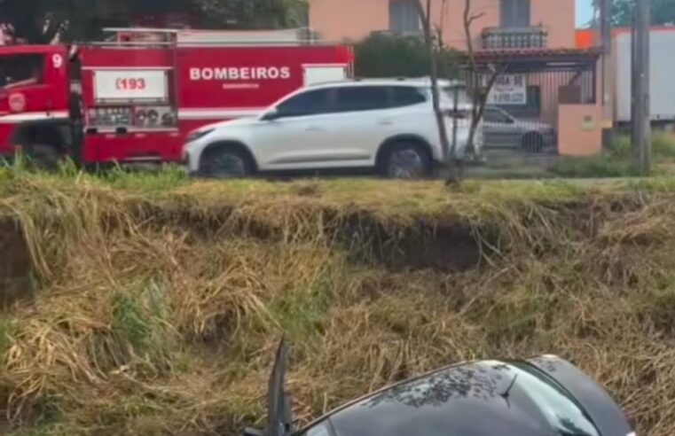 Colisão com caminhão faz carro cair em córrego em São Carlos; motorista sai ilesa