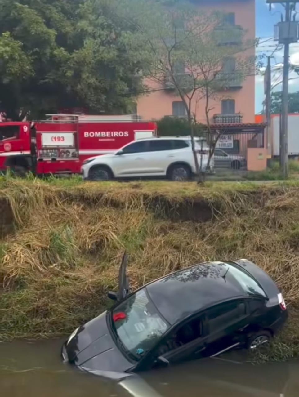 Colisão com caminhão faz carro cair em córrego em São Carlos; motorista sai ilesa