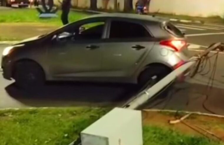 Caminhão enrosca em fiação e derruba poste na Avenida São Carlos