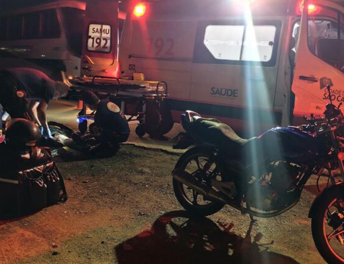 Casal de motociclistas fica ferido após queda em alça de acesso da Washington Luís, em São Carlos