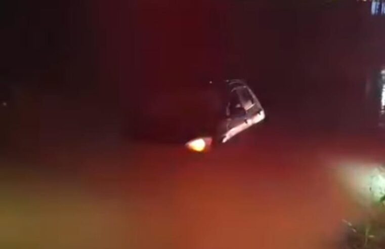 Carro é encontrado ilhado em alagamento na Rodovia Washington Luís