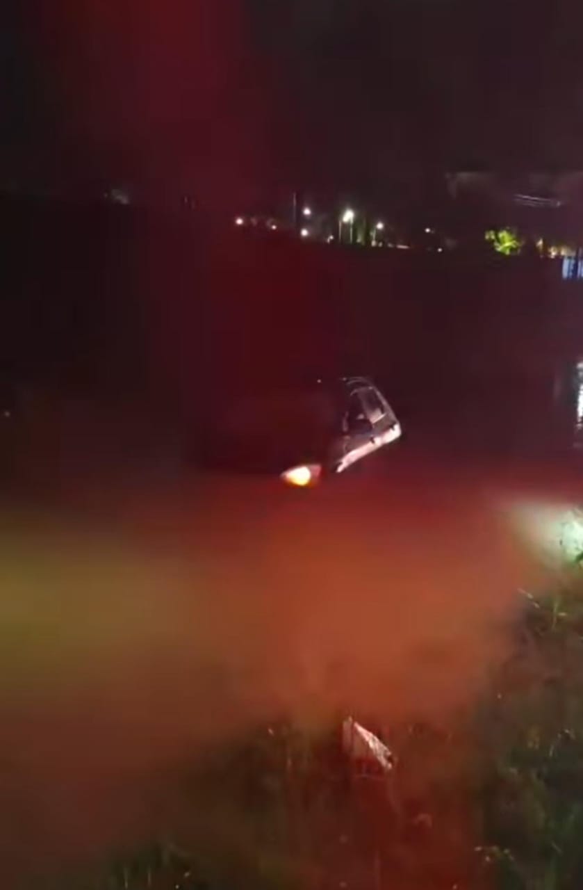 Carro é encontrado ilhado em alagamento na Rodovia Washington Luís