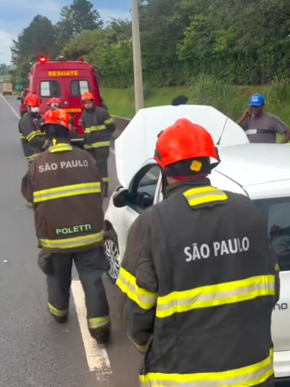 Colisão entre caminhão e carro mobiliza Bombeiros e Samu na SP-318, em São Carlos