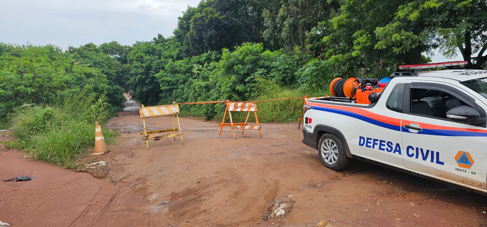 🚨 Chuva provoca colapso de ponte em estrada rural de Ibaté