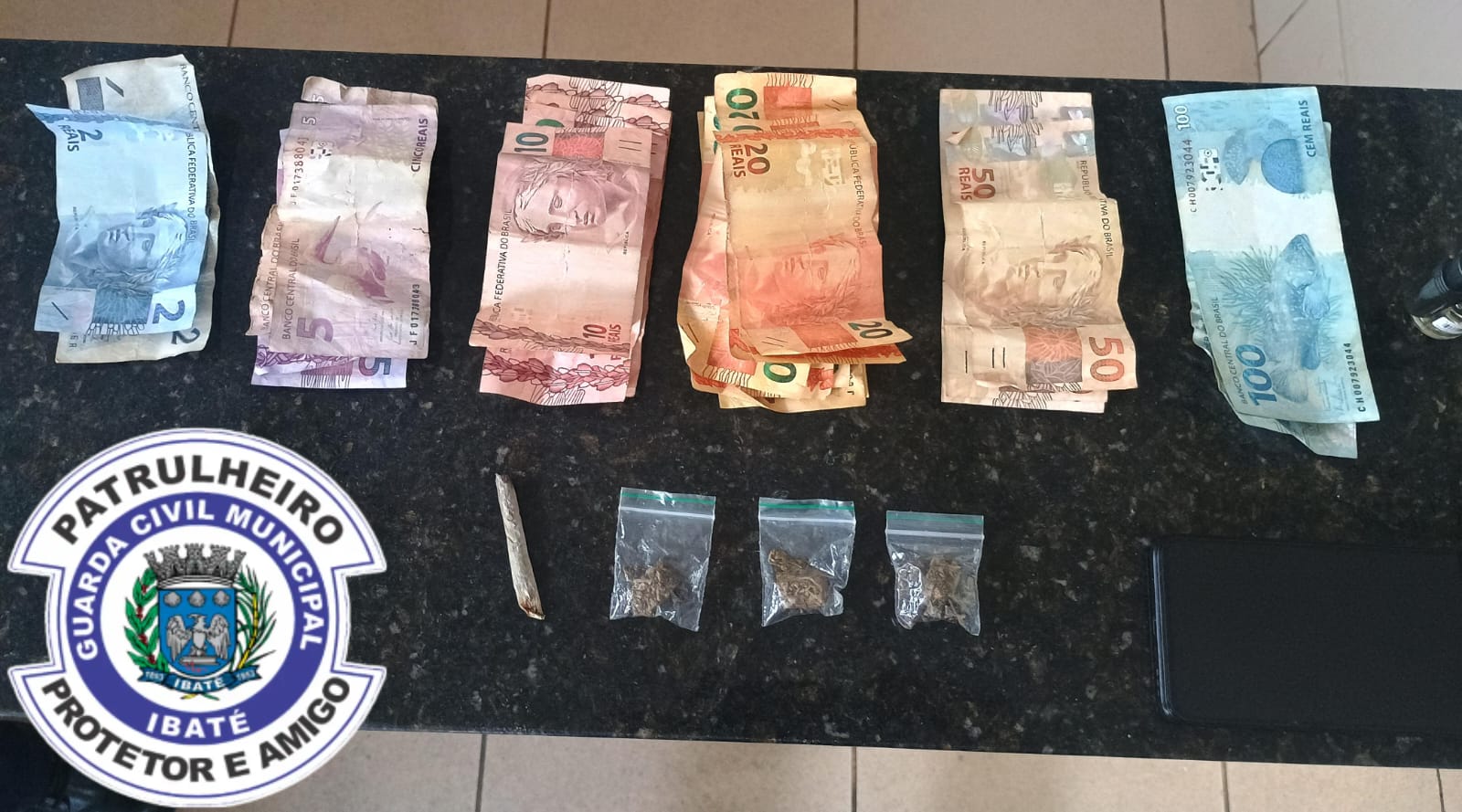 Operação conjunta da GCM e PM apreende drogas e dinheiro no Jardim Cruzado