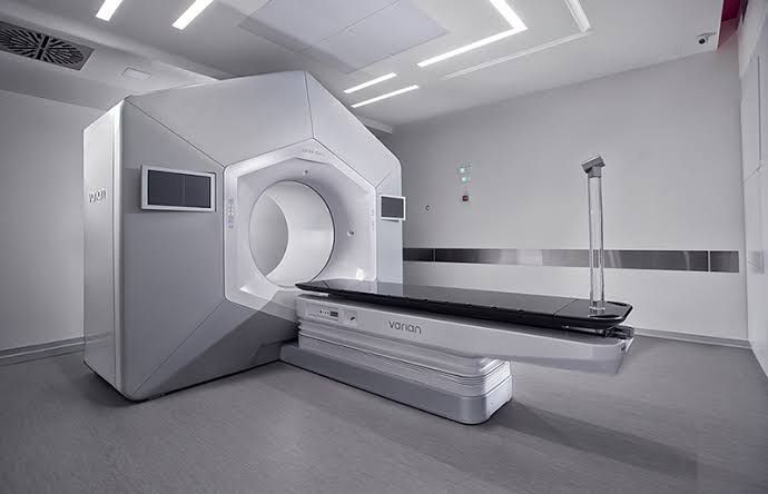 🏥 Santa Casa de São Carlos recebe acelerador linear de última geração para tratamento do câncer