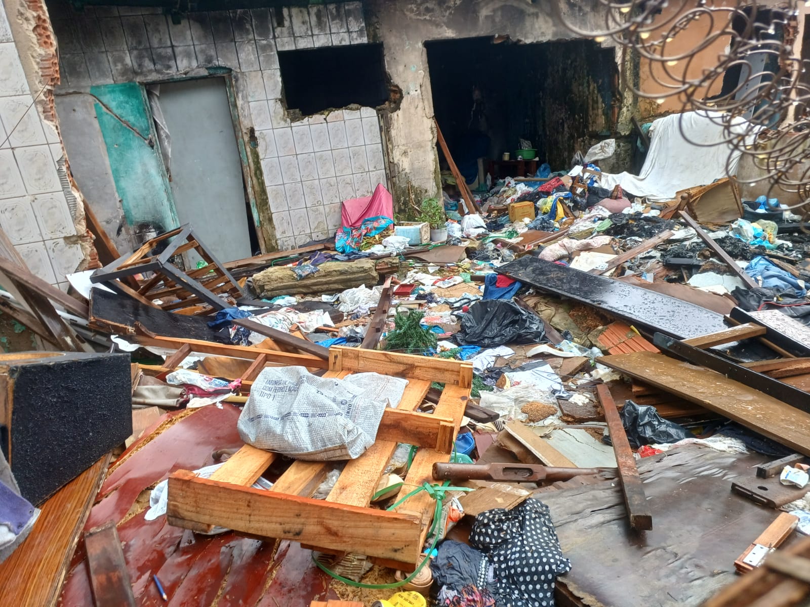 Prefeitura de Ibaté realiza limpeza de área verde e calçadas no Jardim Cruzado após descarte irregular de lixo