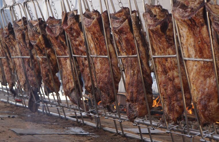 🎭🍖 Carnaval com sabor especial no Restaurante Planalto! 🍖🎭