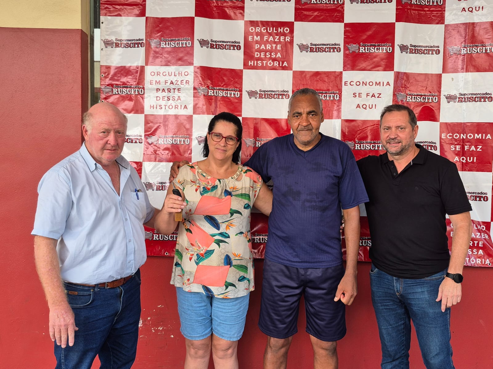 🎉🚗 Moradora do Jardim Esfer é a ganhadora do 35º carro do Supermercados Ruscito