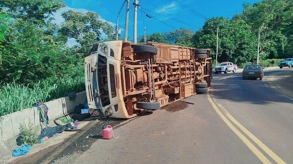 Micro-ônibus tomba na serra de São Pedro e deixa moradores de Ibaté feridos