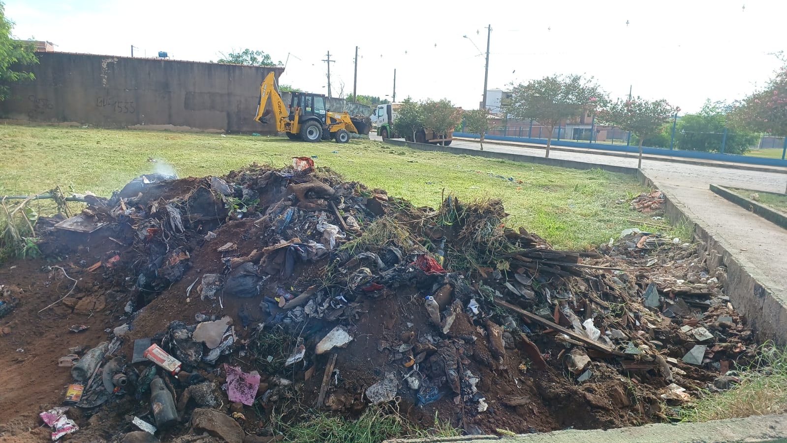 Prefeitura de Ibaté intensifica limpeza e roçagem no Jardim Cruzado