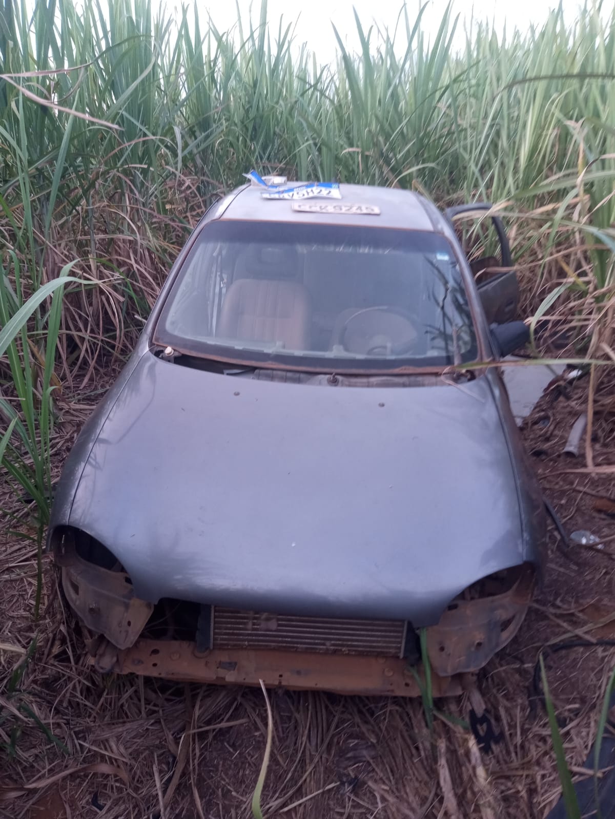 🚔 Veículo furtado é localizado em canavial na zona rural de Ibaté