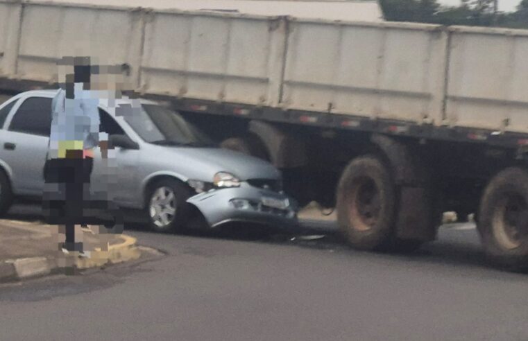 Carreta atinge carro no Centro de Ibaté e atrapalha o trânsito