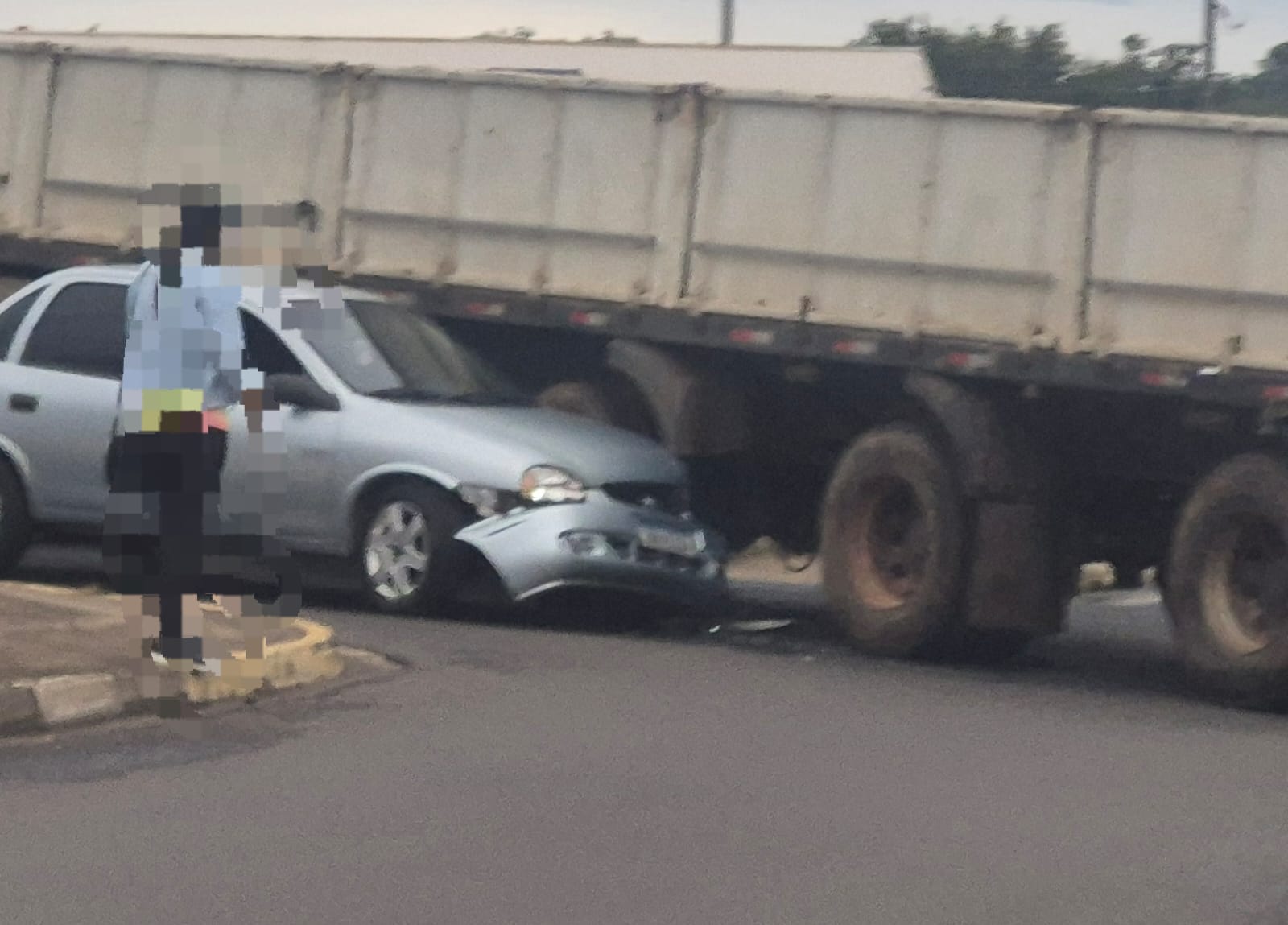 Carreta atinge carro no Centro de Ibaté e atrapalha o trânsito