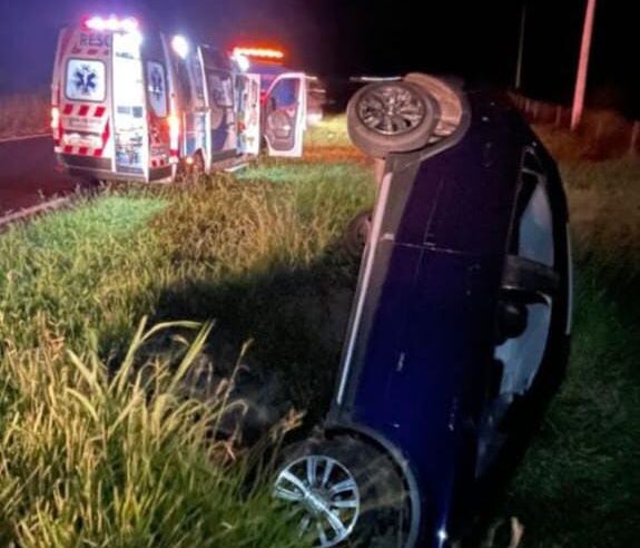 Motorista capota carro após ser fechado na alça da sp-215 em São Carlos
