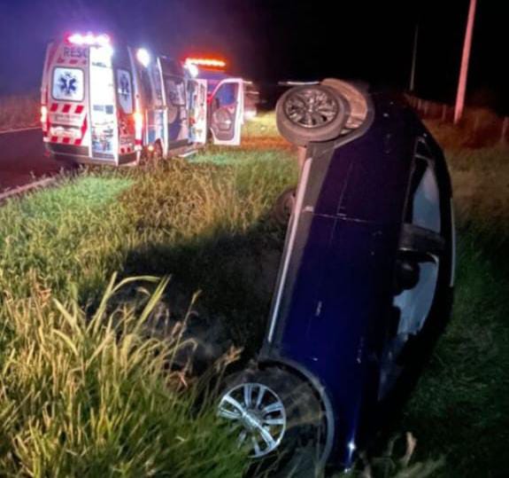 Motorista capota carro após ser fechado na alça da sp-215 em São Carlos