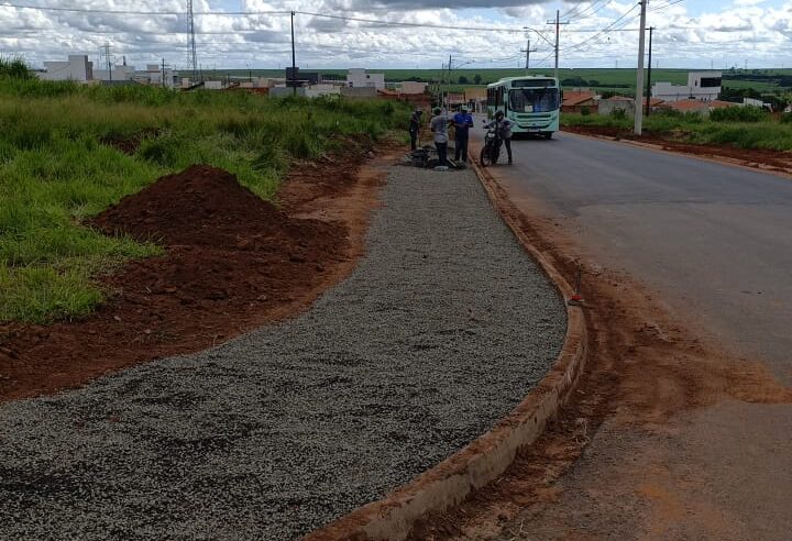 Prefeitura constrói calçada e realiza roçagem no Jardim Domingos Valério