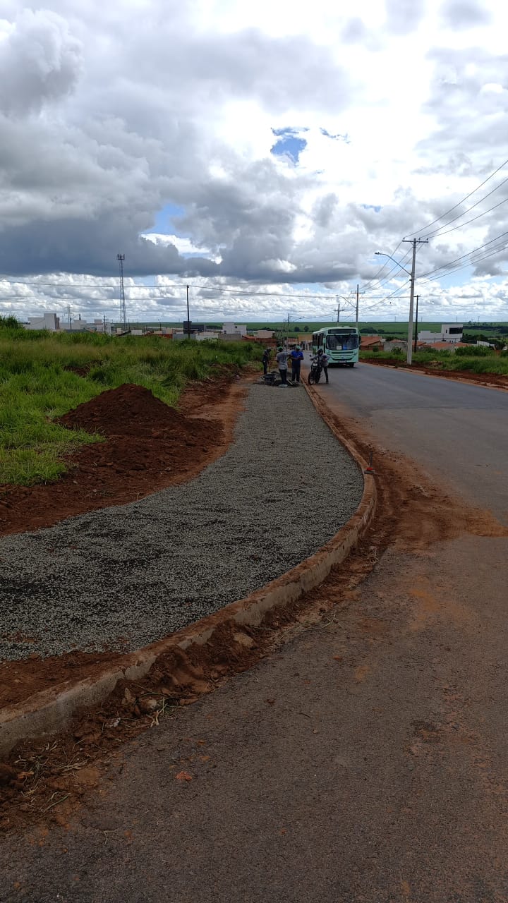Prefeitura constrói calçada e realiza roçagem no Jardim Domingos Valério