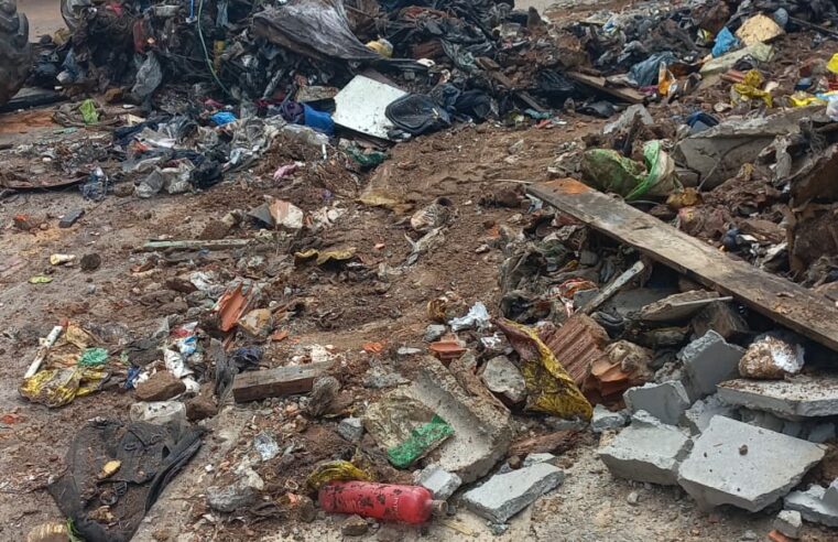 Prefeitura realiza nova limpeza em imóvel abandonado no Jardim Cruzado e retira sete caminhões de lixo