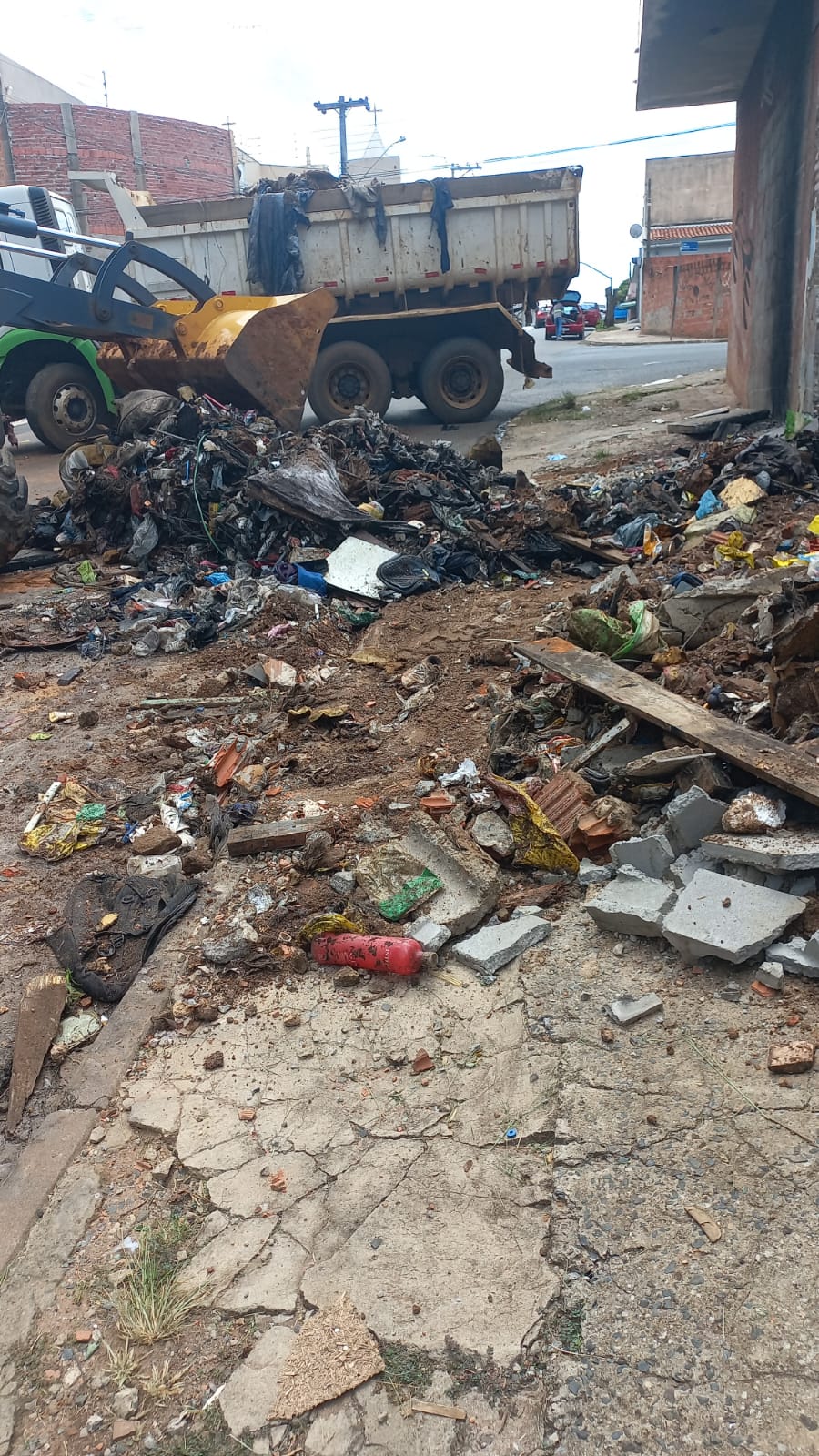 Prefeitura realiza nova limpeza em imóvel abandonado no Jardim Cruzado e retira sete caminhões de lixo