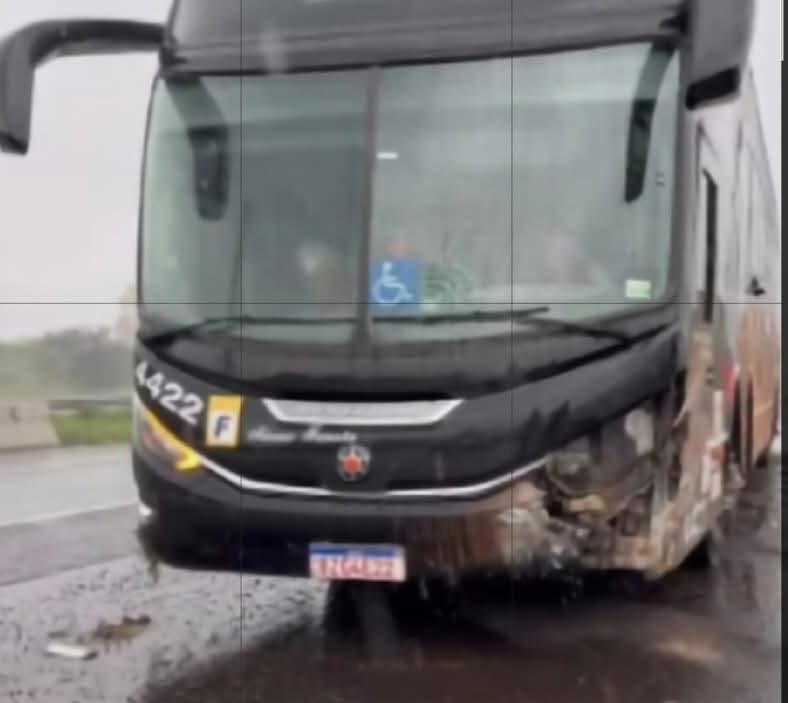 Ônibus com cantor Latino e equipe perde controle na Rodovia Washington Luís, em Matão