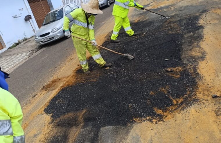 Operação tapa-buraco chega ao bairro Popular e reforça manutenção das ruas em Ibaté