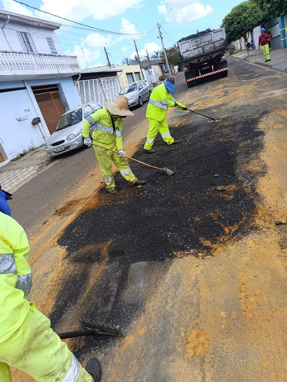 Operação tapa-buraco chega ao bairro Popular e reforça manutenção das ruas em Ibaté