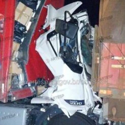 Caminhoneiro morre após colisão traseira entre caminhões na Rodovia Anhanguera