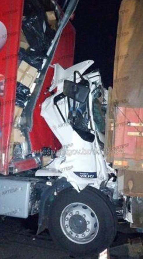 Caminhoneiro morre após colisão traseira entre caminhões na Rodovia Anhanguera