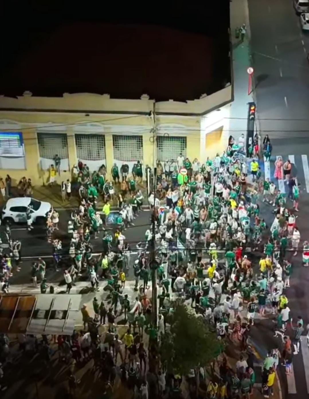Torcida do Palmeiras comemora título paulista na Avenida São Carlos