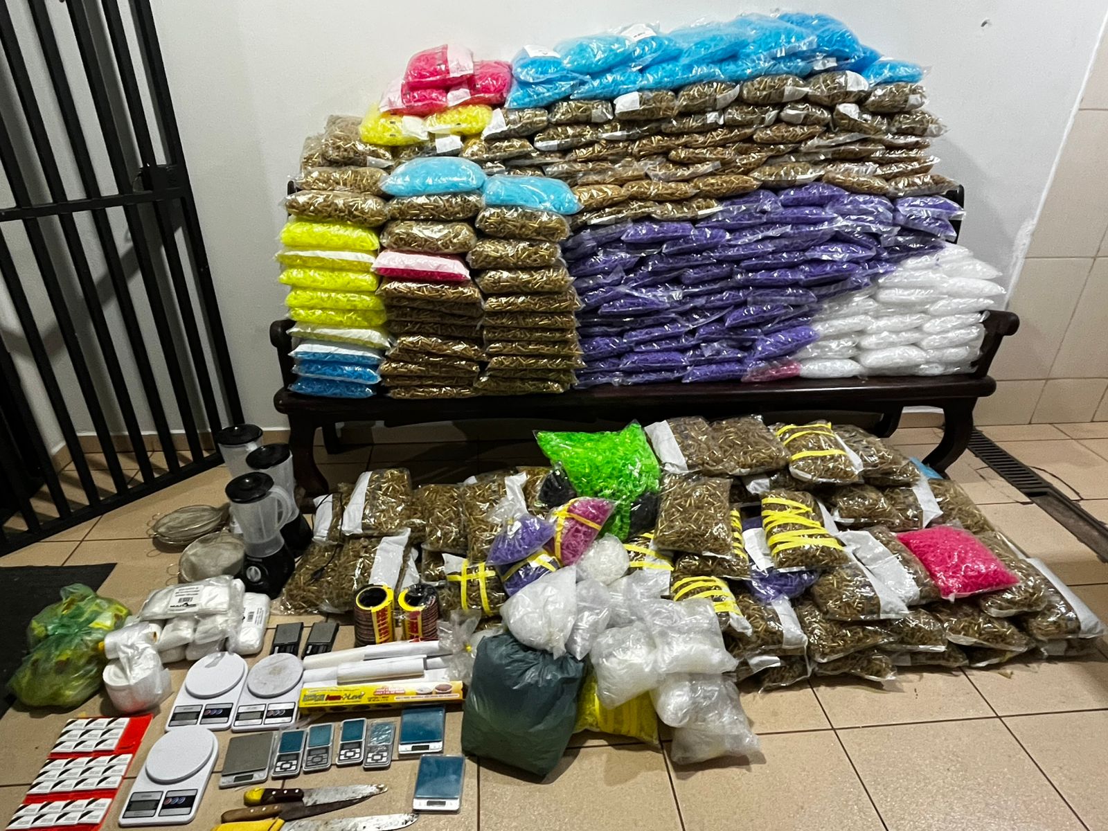 🚨Polícia Militar apreende grande quantidade de drogas em casa no Cidade Aracy