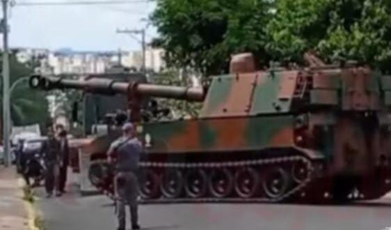 Tanque do Exército chama atenção em bairro de São Carlos