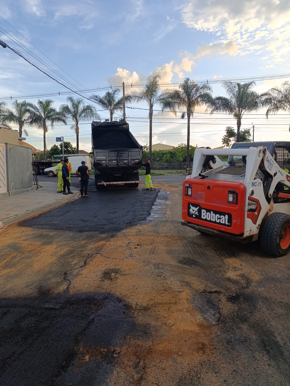 ✅Operação tapa-buraco melhora vias no bairro Popular em Ibaté