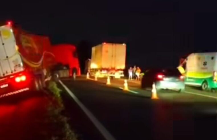 🚨Carreta fica inclinada após desvio para evitar colisão na SP-310, em Ibaté