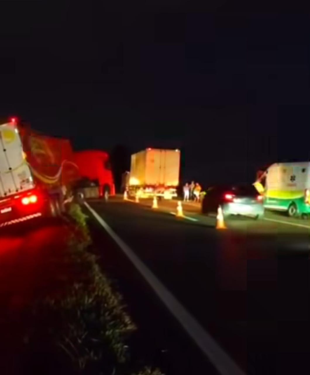 🚨Carreta fica inclinada após desvio para evitar colisão na SP-310, em Ibaté