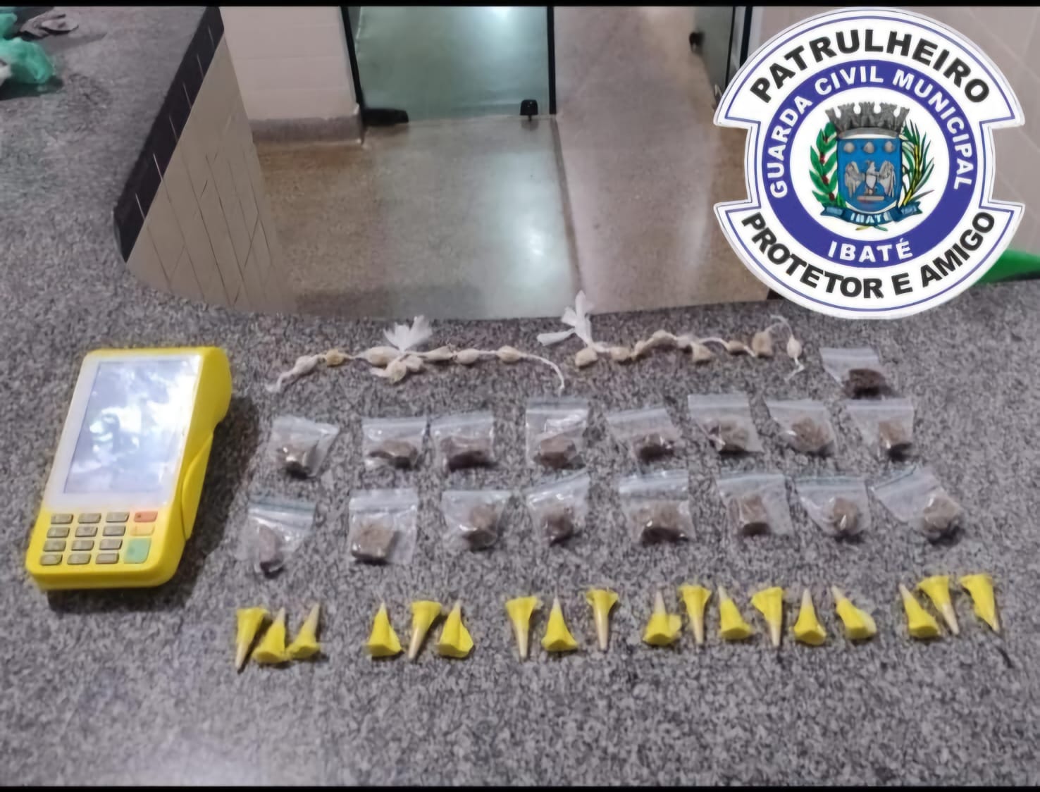 🚨 GCM apreende drogas e máquina de cartão em praça do Jardim Cruzado