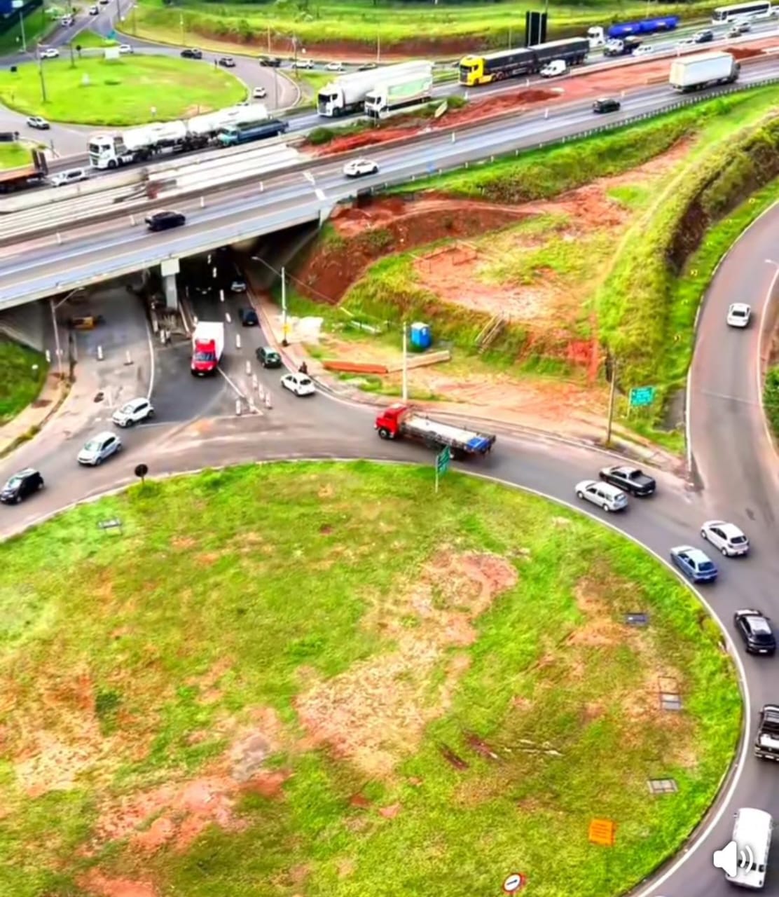 📌 Obras na Washington Luís provocam congestionamento na rotatória da UFSCar em São Carlos