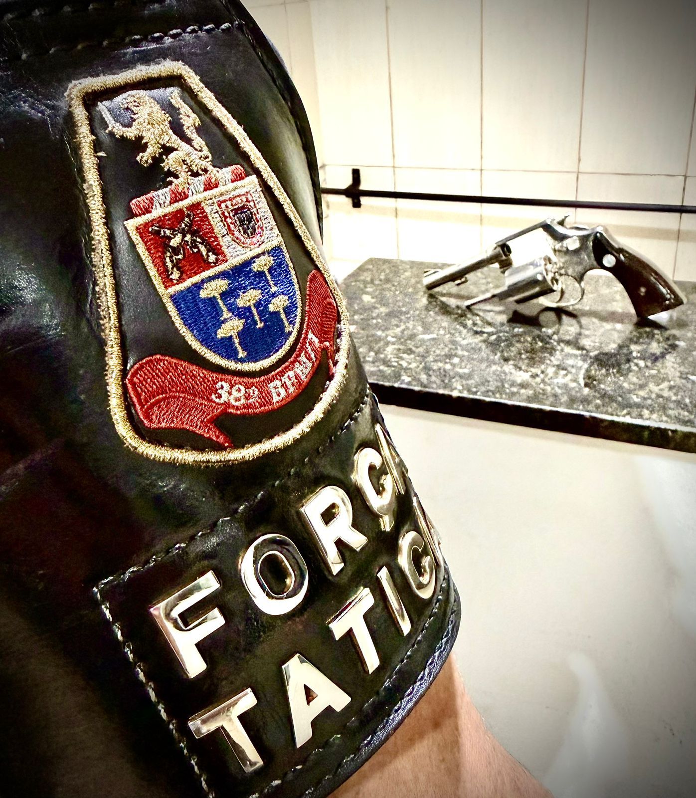 🚨 Homem é preso por posse irregular de arma de fogo em São Carlos