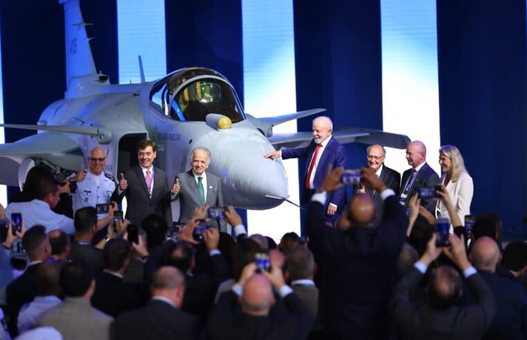 📌 Presidente Lula visita Embraer e acompanha apresentação de caça supersônico produzido no Brasil