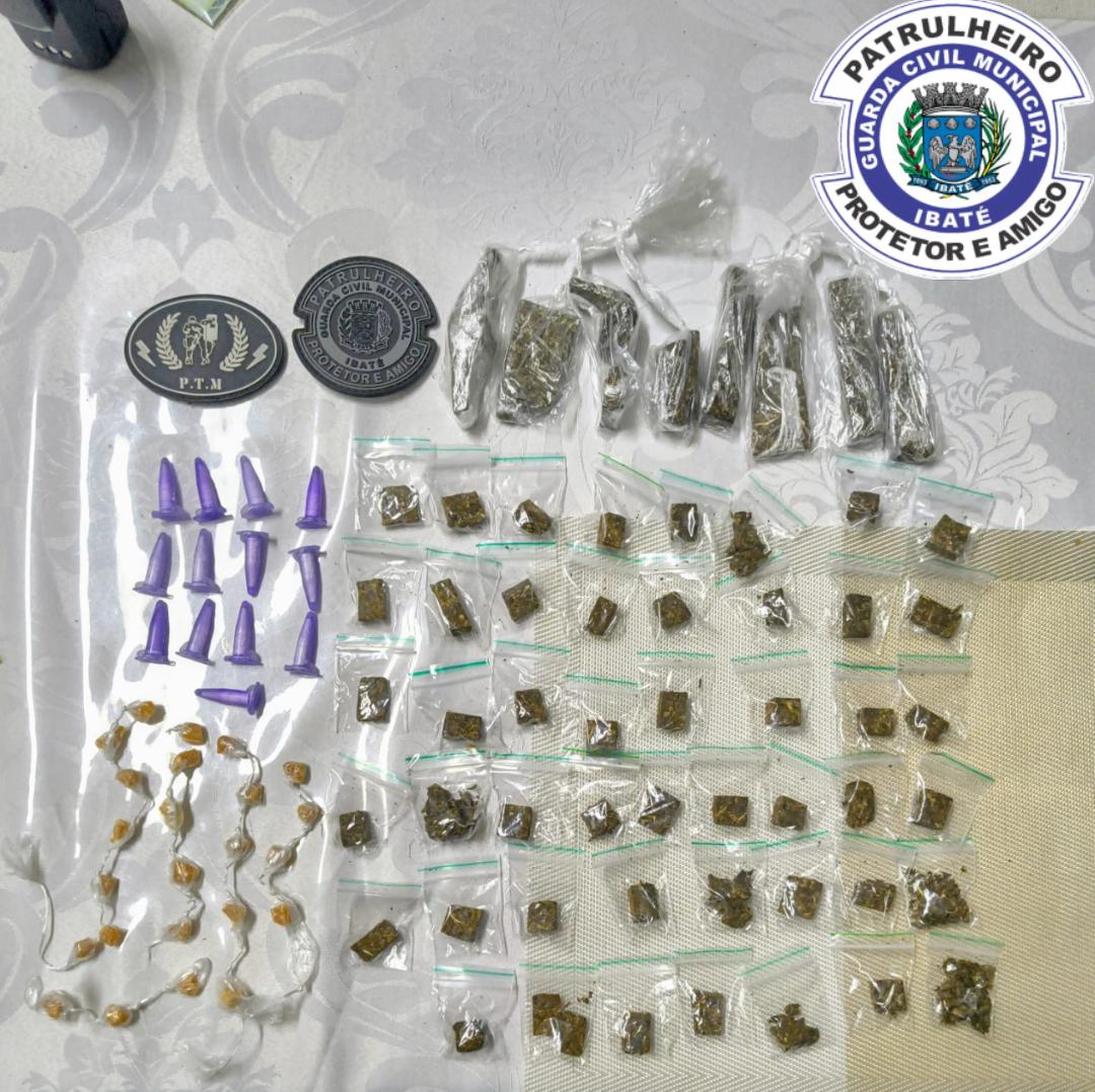 🚨 Ação rápida da GCM resulta na apreensão de drogas em área de mata no bairro Antônio Moreira