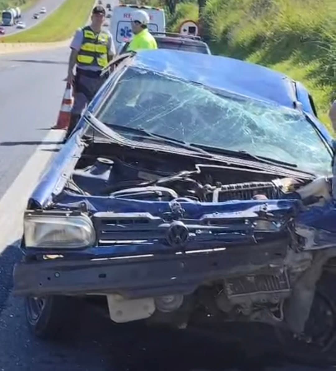 🚨 Capotamento é registrado na Rodovia Washington Luís após abertura repentina de capô