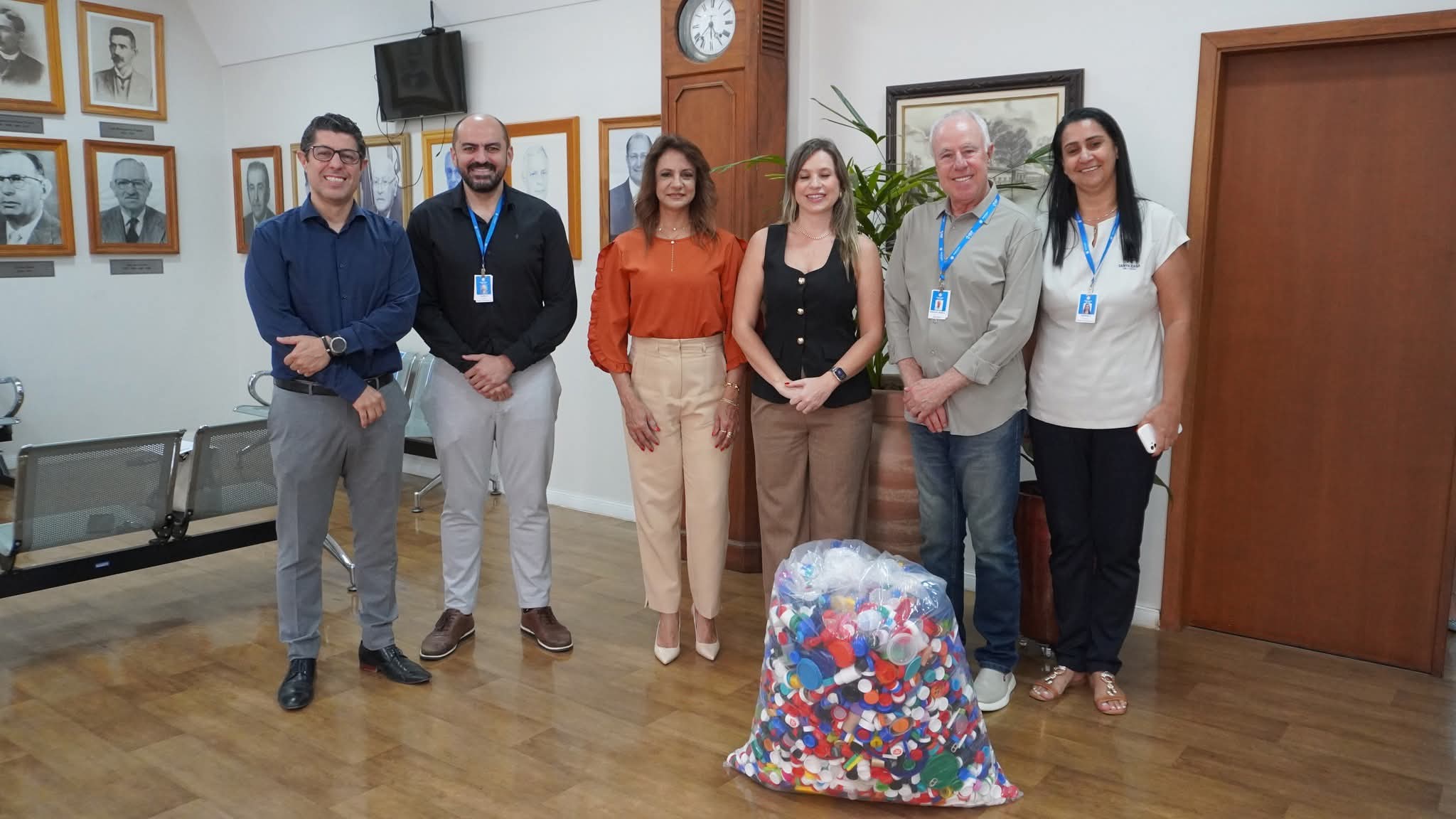 🤝 Santa Casa de São Carlos recebe doação de tampinhas plásticas para apoiar atendimento ao SUS