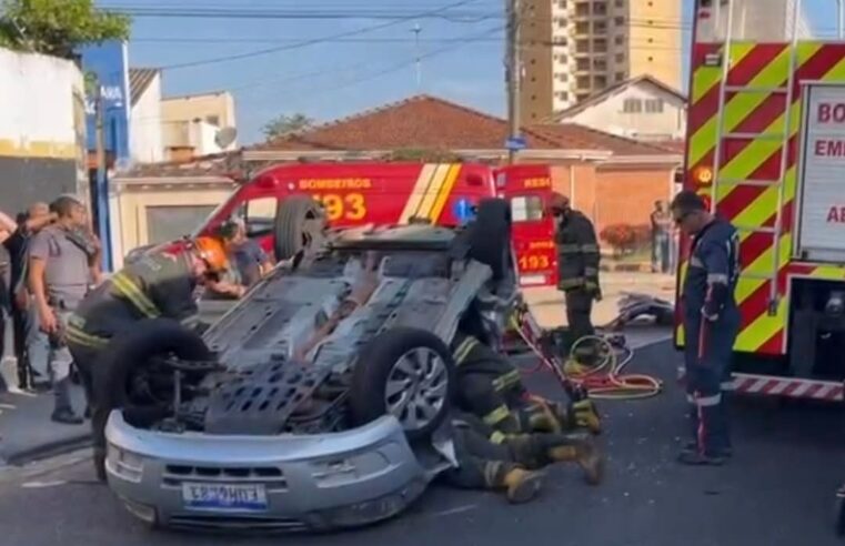 🚨 Veículo capota após colisão na Vila Xavier, em Araraquara